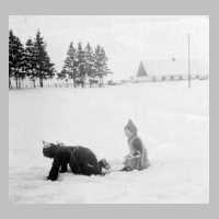 082-0031 Erika und Elfriede Stoermer beim Toben im Schnee.jpg
